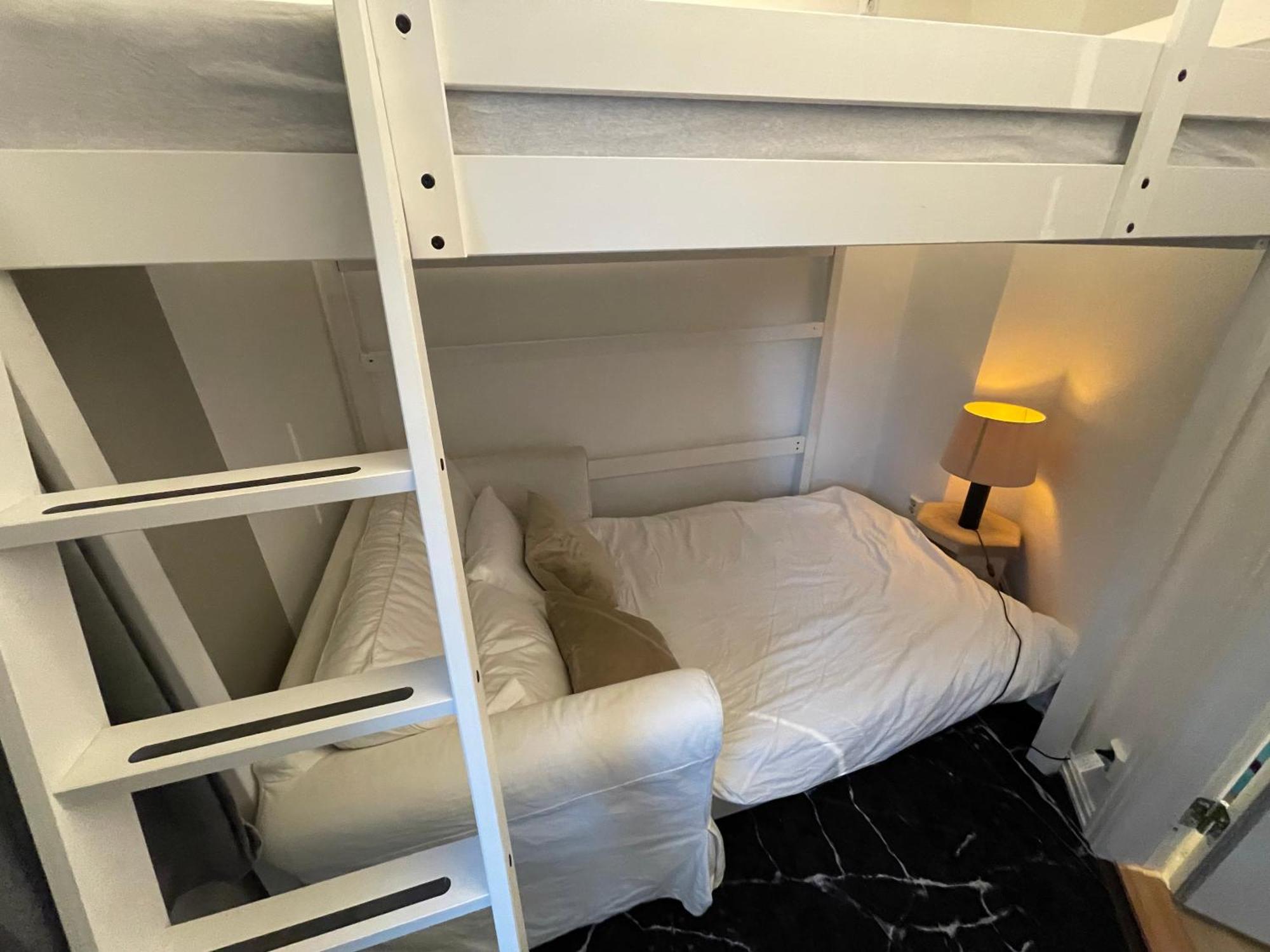 Happy Days Relaxing With Smart Solutions Shared With One Other Bedroom Pensionat *
