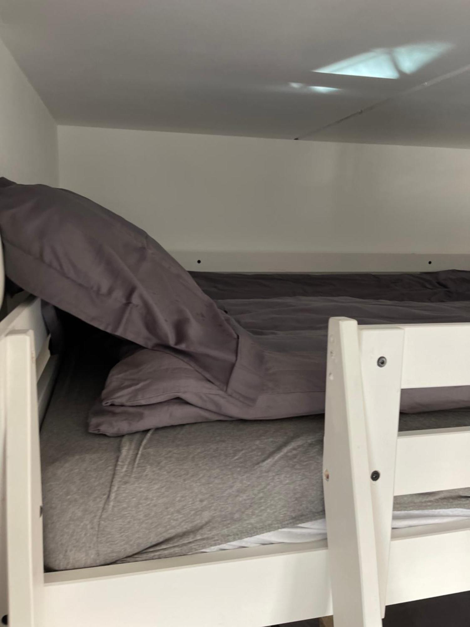 Happy Days Relaxing With Smart Solutions Shared With One Other Bedroom *